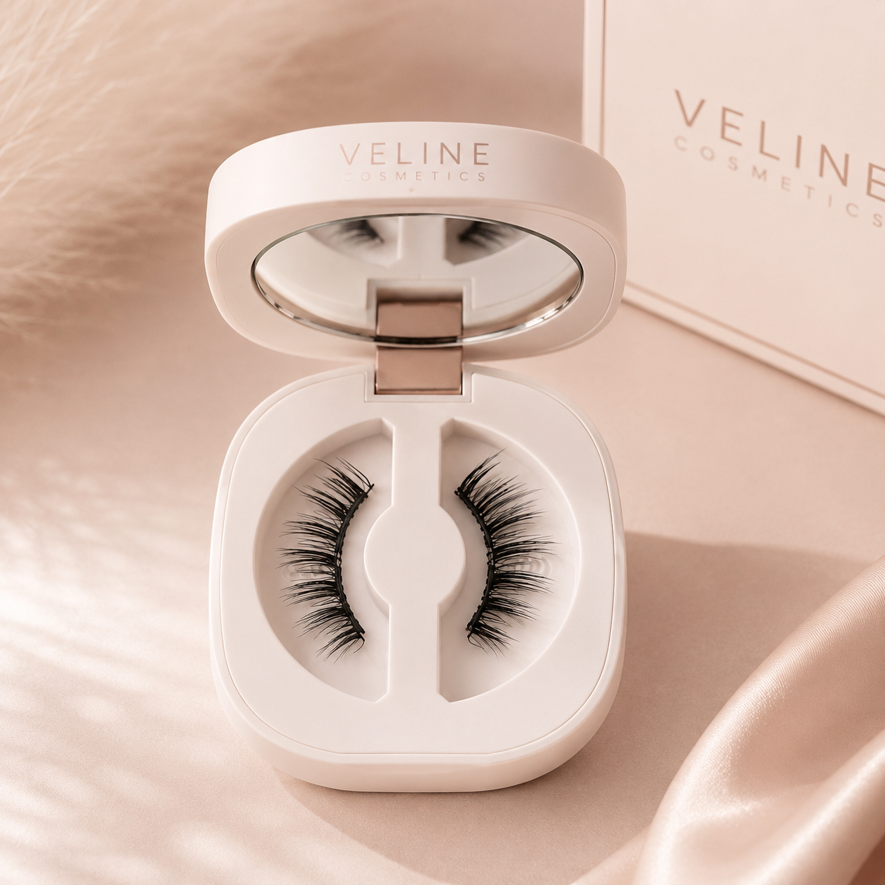 Veline Glam Lash in case lifestyle – magnetic lash collection